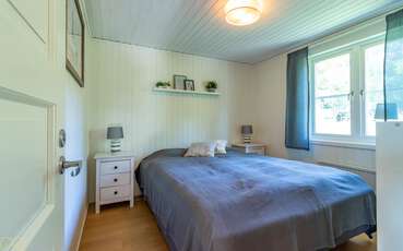 Erstes Schlafzimmer mit Doppelbett Ferienhaus Bredhult