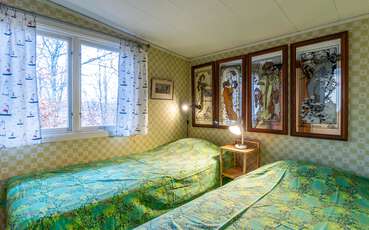 Schlafzimmer mit zwei Einzelbetten Ferienhaus Fiskarstugan