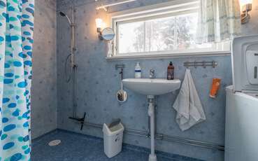 Badezimmer mit Dusche und WC Ferienhaus Hällevik