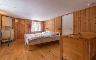 Schlafzimmer mit Doppelbett Ferienhaus Herrafällan