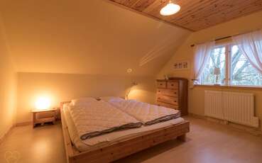 Schlafzimmer mit einem Doppelbett Ferienhaus Lessebo