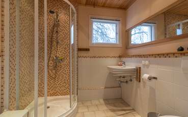 Bad mit Dusche und WC Ferienhaus Lessebo