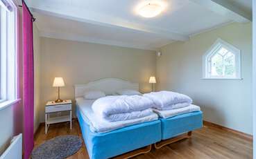 Schlafzimmer mit Doppelbett Ferienhaus Lilla Röda Stugan