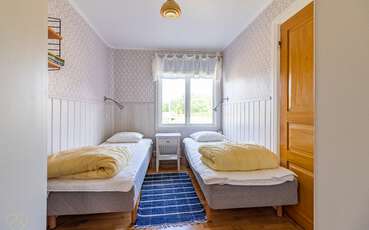 Schlafzimmer mit zwei Einzelbetten Ferienhaus Lilla Gård