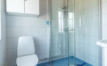 Bad mit Dusche und WC Ferienhaus Lilla Gård