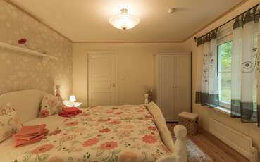 Schlafzimmer mit Doppelbett Ferienhaus Lillesjö