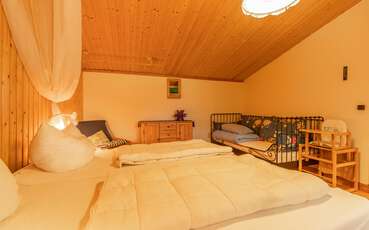 Schlafzimmer mit Doppelbett und Einzelbett Ferienhaus Lindåsen
