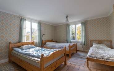 Schlafzimmer mit drei Einzelbetten Ferienhaus Nedre Gården