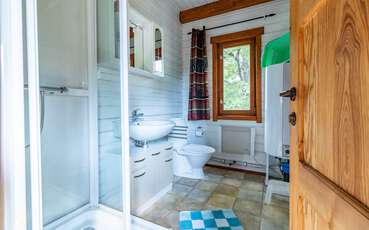 Bad mit Dusche und WC Ferienhaus Norrland