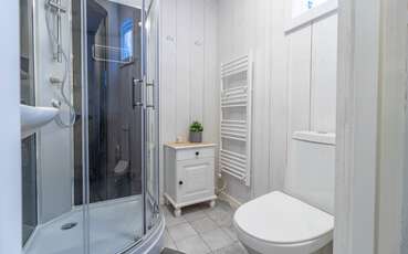 Badezimmer mit Dusche Ferienhaus Påsklilja