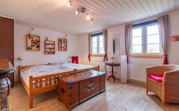 Schlafzimmer mit Doppelbett und TV Ferienhaus Revesjö