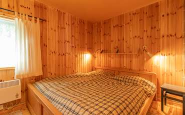 Schlafzimmer mit Doppelbett Ferienhaus Skogen