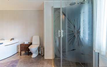 Dusche und WC im Bad Ferienhaus Strandvik