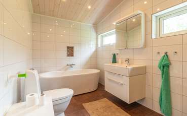 Bad mit Badewanne und WC Ferienhaus Svanvik