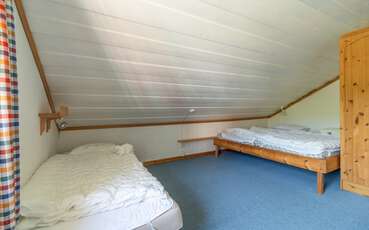 Schlafzimmer mit Einzel- und Doppelbett Ferienhaus Waldschule