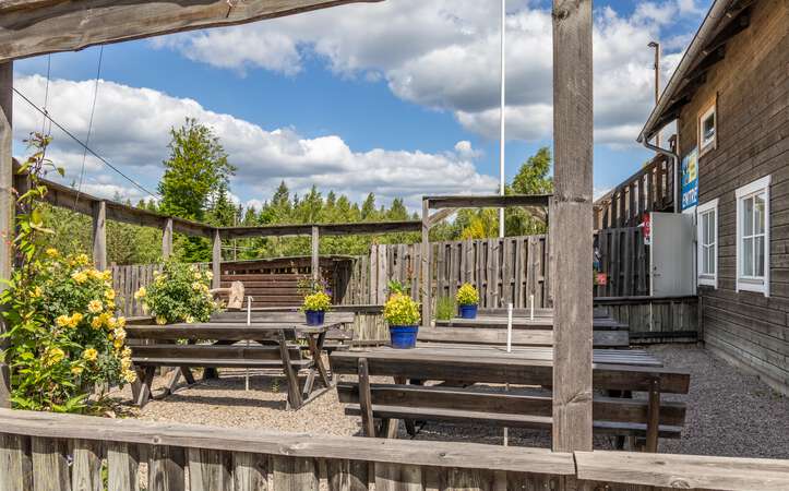 Bänke vor dem Elchpark Nybro