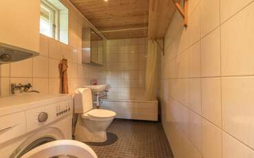 Badezimmer mit WC und Badewanne Ferienhaus Älgen