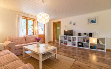 Wohnbereich mit TV Ferienhaus Änglavik