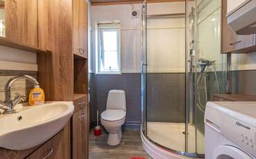Bad mit Dusche, WC und Waschmaschine Ferienhaus Annelund