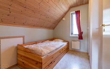 Erstes Schlafzimmer mit Ausziehbett Ferienhaus Annelund