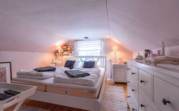 Schlafzimmer oben mit Doppelbett Ferienhaus Äppellund