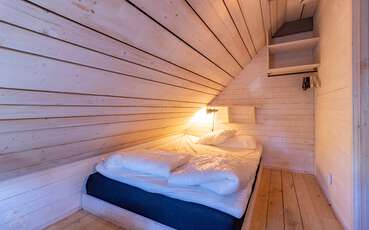 Erstes Schlafzimmer mit Doppelbett Ferienwohnung Aspö