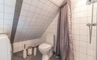 Bad mit Dusche und WC Ferienwohnung Aspö