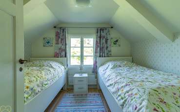 Schlafzimmer mit zwei Einzelbetten Ferienhaus Bäcksdal