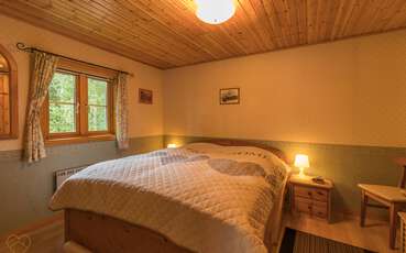 Schlafzimmer mit Doppelbett Ferienhaus Björkholmen