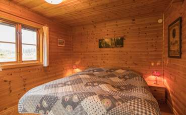 Schlafzimmer mit Doppelbett Ferienhaus Björkholmen