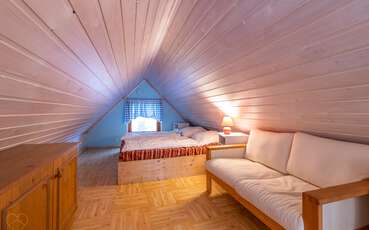 Schlafzimmer mit Doppelbett oben Ferienhaus Björnstigen