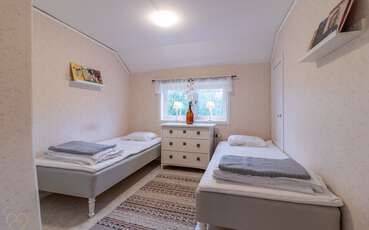 Schlafzimmer mit zwei Einzelbetten Ferienhaus Boda