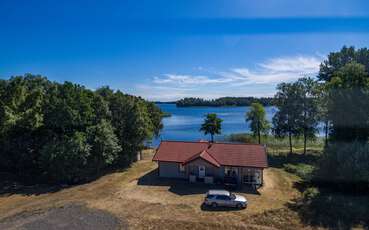 Blick über das Haus auf den See