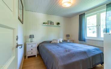 Erstes Schlafzimmer mit Doppelbett Ferienhaus Bredhult