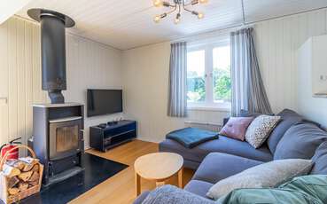 Wohnbereich mit TV und Kamin Ferienhaus Bredhult