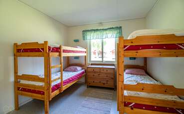 Schlafzimmer mit zwei Etagenbetten Ferienhaus Byxelkrok 17-24