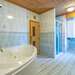 Bad mit Badewanne, Dusche und WC Ferienhäuser Byxelkrok 25