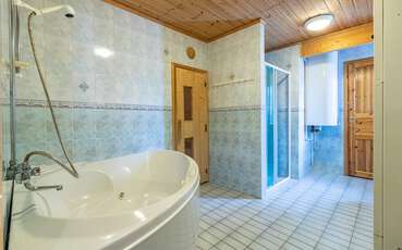 Bad mit Badewanne, Dusche und WC Ferienhäuser Byxelkrok 25