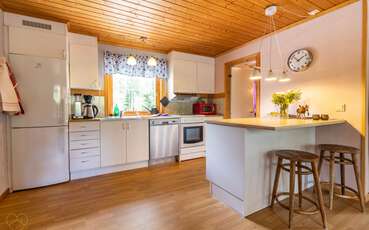 Küchenbereich mit Theke Ferienhaus Datjan