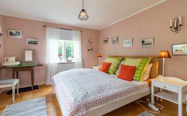 Schlafzimmer mit Doppelbett Ferienhaus Drängstugan