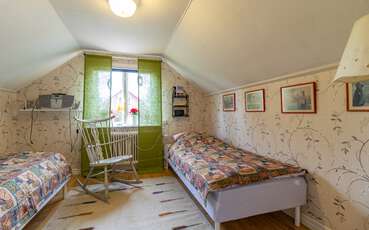 Schlafzimmer mit zwei Einzelbetten Ferienhaus Drängstugan