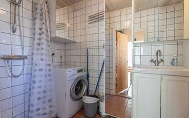 Bad mit WC, Dusche und Waschmaschine Ferienhaus Drottningskär