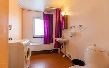 Bad mit WC, Badewanne und Waschmaschine Ferienhaus Eriksmåla 3