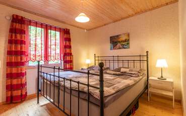 Schlafzimmer mit Doppelbett Ferienhaus Fallet