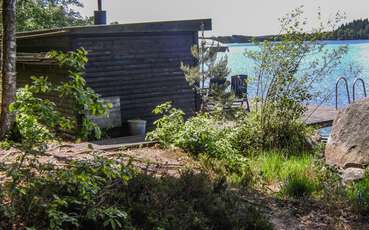 Sauna am See mit Treppe in das Wasser