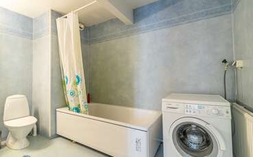 Bad mit WC, Dusche und Waschmaschine Ferienhaus Fösingsmåla