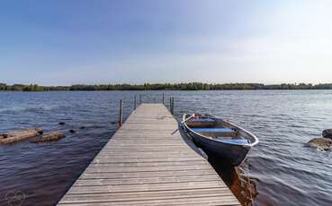 Steg mit Boot Ferienhaus Fösingsmåla