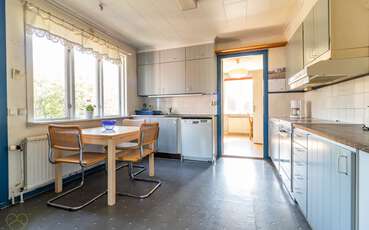 Küche mit kleinem Essbereich Ferienhaus Fösingsmåla