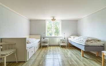 Schlafzimmer mit zwei Einzelbetten Ferienhaus Fösingsmåla