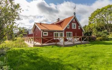 Terrasse umschließend Ferienhaus Fösingsmåla